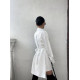 Жіноча сукня-сорочка з ефектним вирізом на талії білого кольору